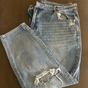 American Eagle AE Light wash Ripped Curvy Mom Jeans